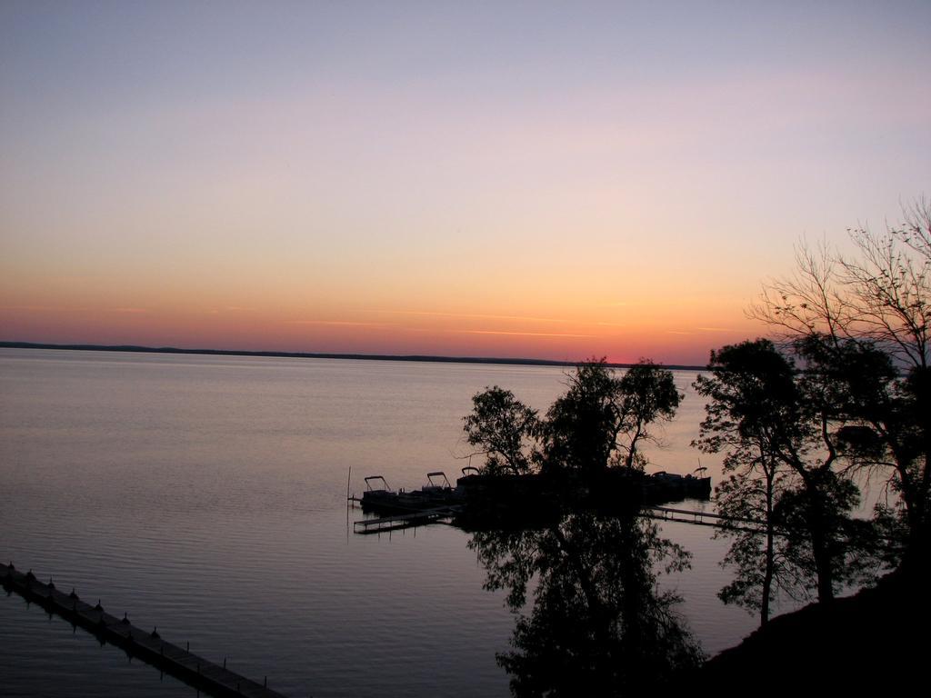 Beachfront Hotel Houghton Lake Exterior foto